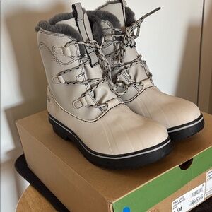 JBU Women's Gray and Black Winter Boots